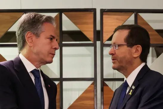 Le secrétaire d'Etat américain Antony Blinken rencontre le président israélien Isaac Herzog [Kevin Mohatt/Pool via Reuters]