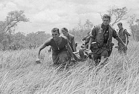 Soldats américains en action durant la guerre du Vietnam, un conflit qui a profondément marqué l'histoire des États-Unis.