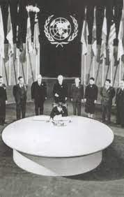 Signature de la charte de l'ONU en 1945, marquant le début de l'implication active des États-Unis dans les affaires internationales