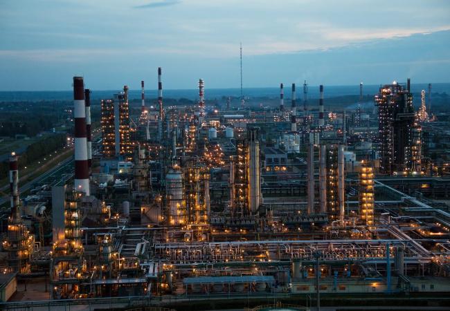 Un drone ukrainien a tente de frapper l une des plus grandes raffineries de petrole de russie