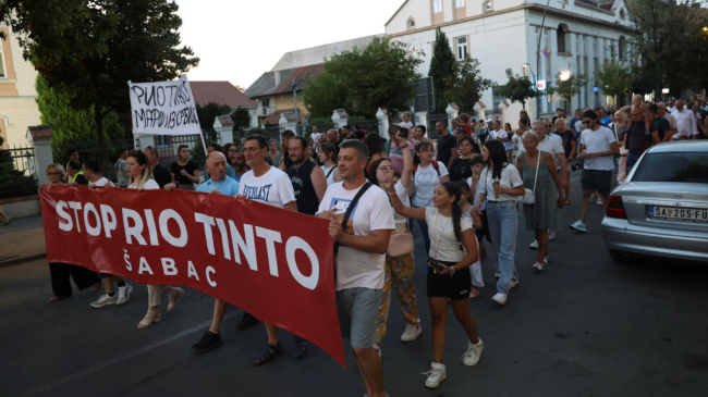 Des manifestants protestent contre l'ouverture d'une mine de lithium par Rio Tinto près de Sabac, le 29 juillet 2024. © Reuters/Zorana Jevtic